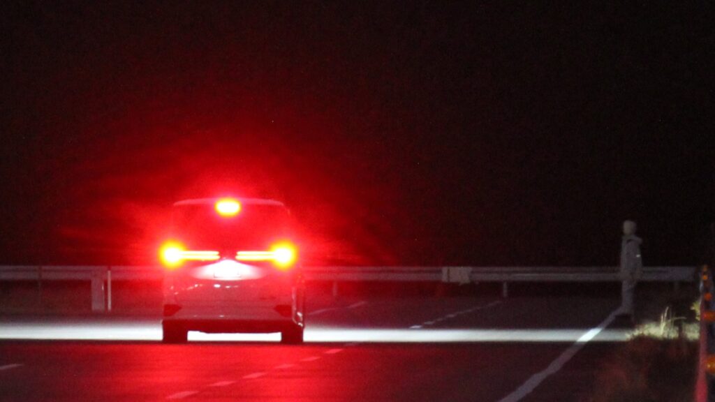 ブレーキランプのついた車とダミー人形